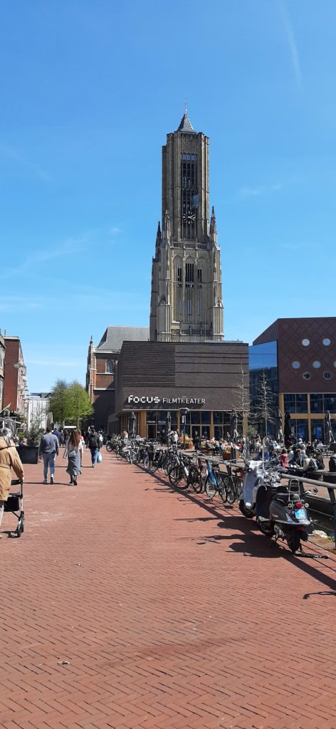 Eusebius-kirken plus Hepburn-plein